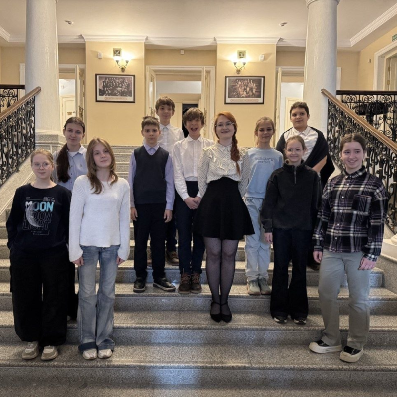  Юныя тэатралы на экскурсіі па закуліссю Купалаўскага