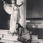 Клея (Зінаіда Браварская) і Раб (Барыс Платонаў) у спектаклі “Ліса і вінаград” Г.Фігейрэду, 1957